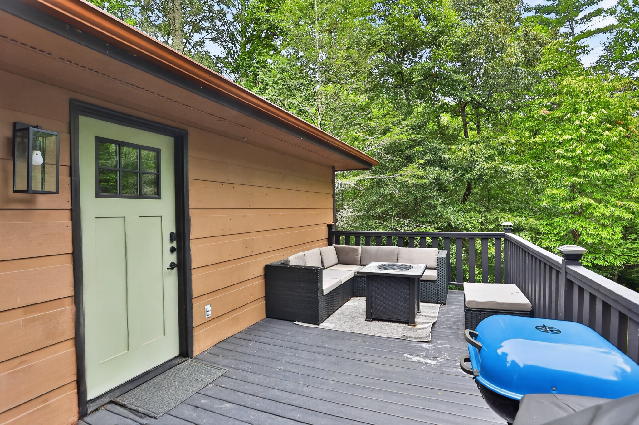 Outdoor entertaining deck
